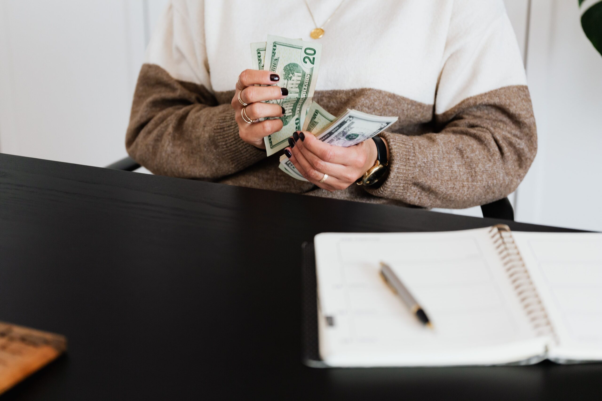 how to create a monthly budget and save money fast